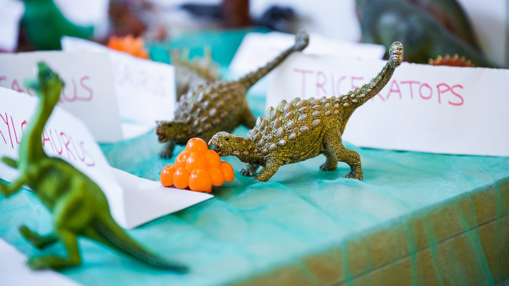 Spielzeug Dinosaurier mit Namensschildern.