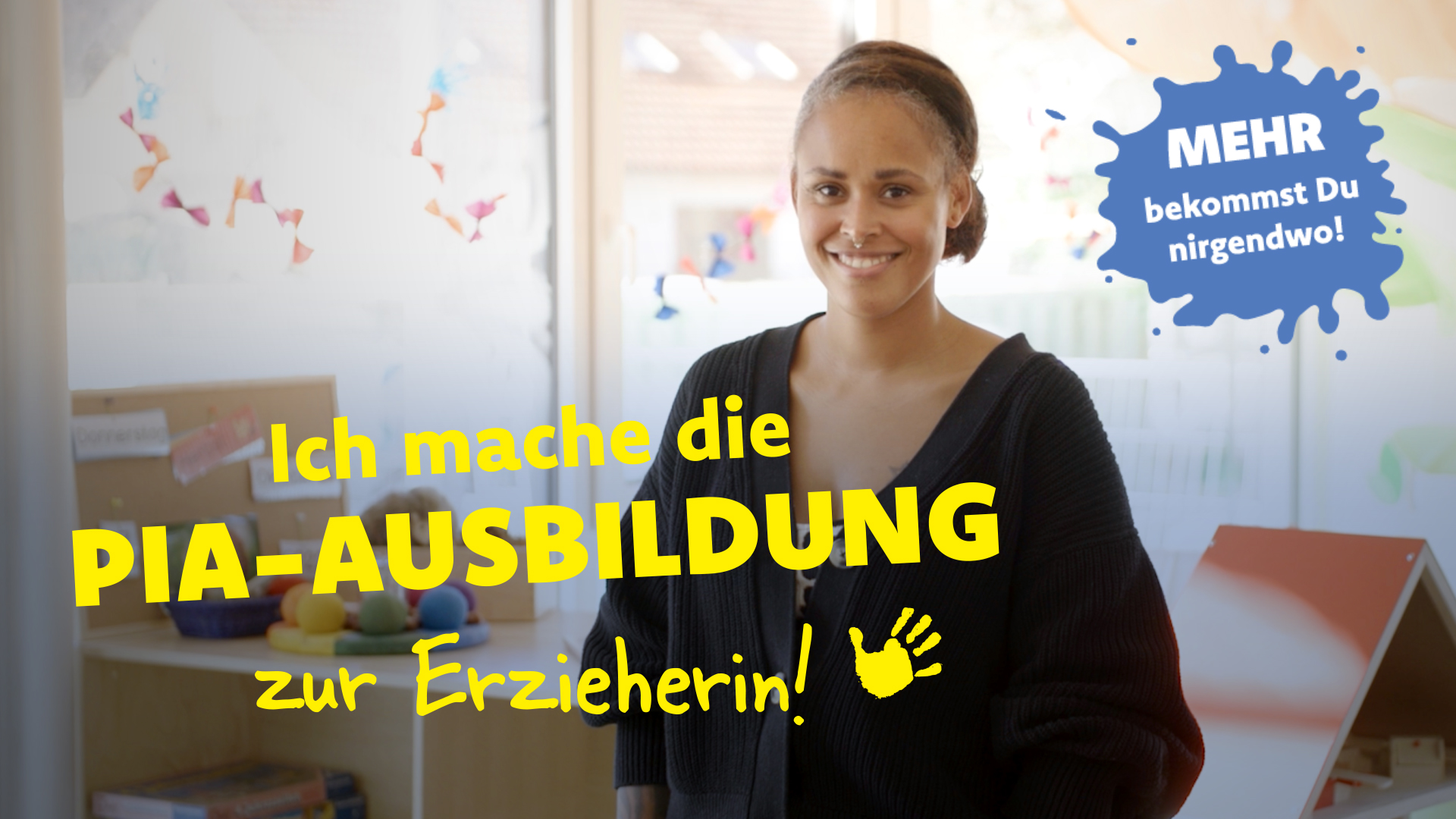 Eine Frau lächelt in die Kamera, im Hintergrund ist verschwommen ein Spielzimmer zu erkennen. Auf dem Bild ist der Schriftzug "Ich mache die PiA-Ausbildung zur Erzieherin" abgebildet.