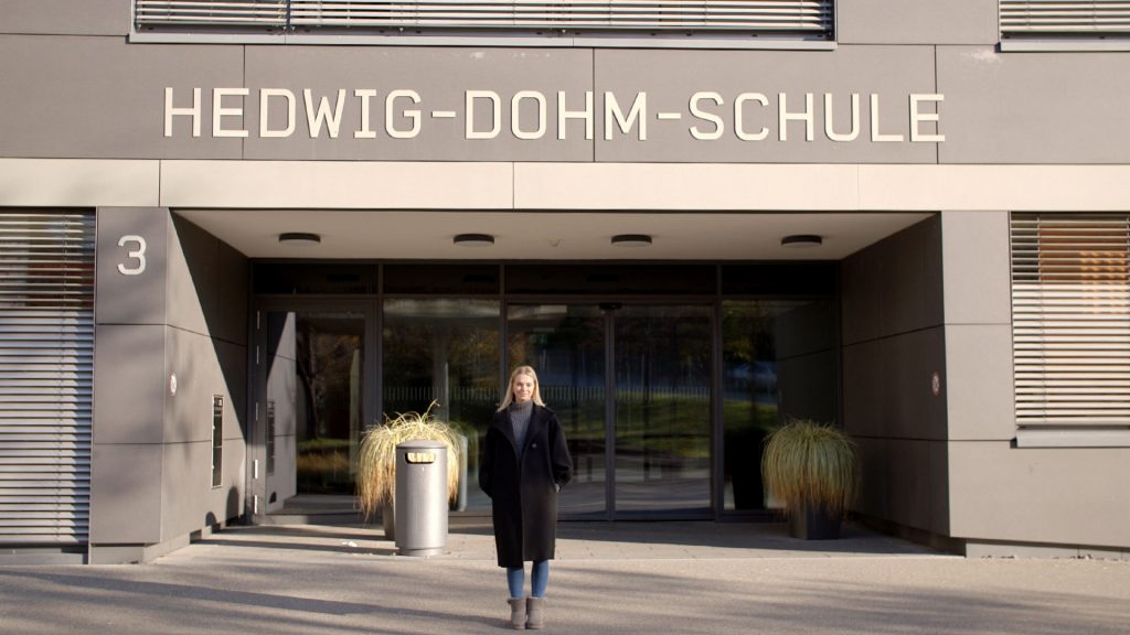 Sarah steht vor der Hedwig-Dohm-Schule
