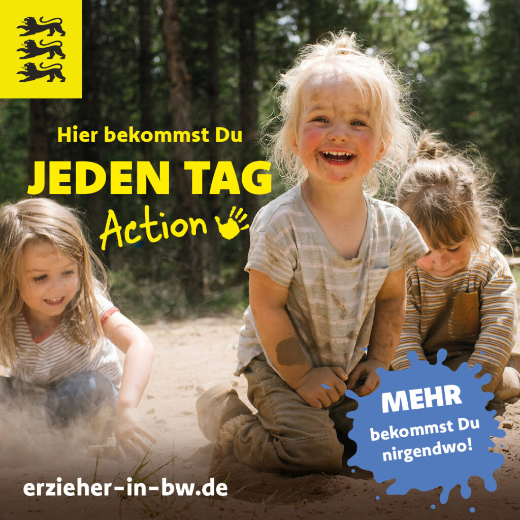 Drei kleine Mädchen spielen zusammen im Sandkasten und sind mit Erde beschmiert. Auf dem Bild ist der Schriftzug "Hier bekommst Du jeden Tag Action" abgebildet.