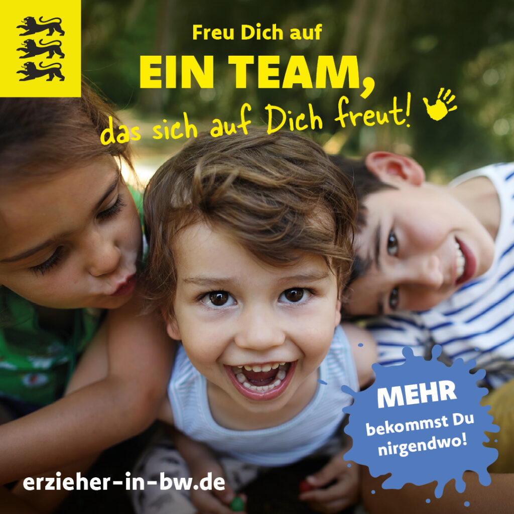 Der Junge in der Mitte des Bildes lacht in die Kamera. Die beiden anderen Kinder sind im Hintergrund. Auf dem Bild ist der Schriftzug "Freu Dich auf ein Team, das sich auf Dich freut!" abgebildet.